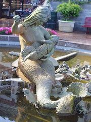 Ghirardelli_Square_Statue_flickr_by_TimothyJ